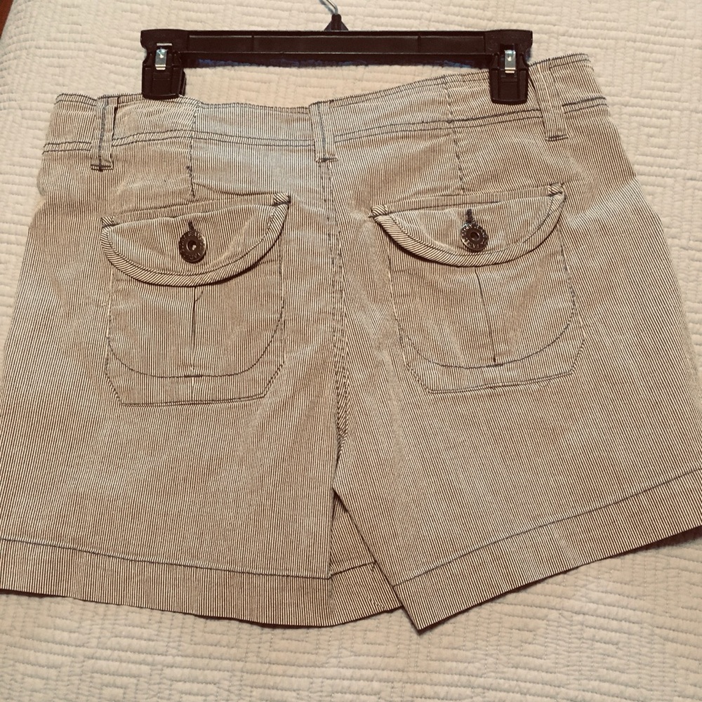 Pinstripe stretch shorts - Picture 2 of 6